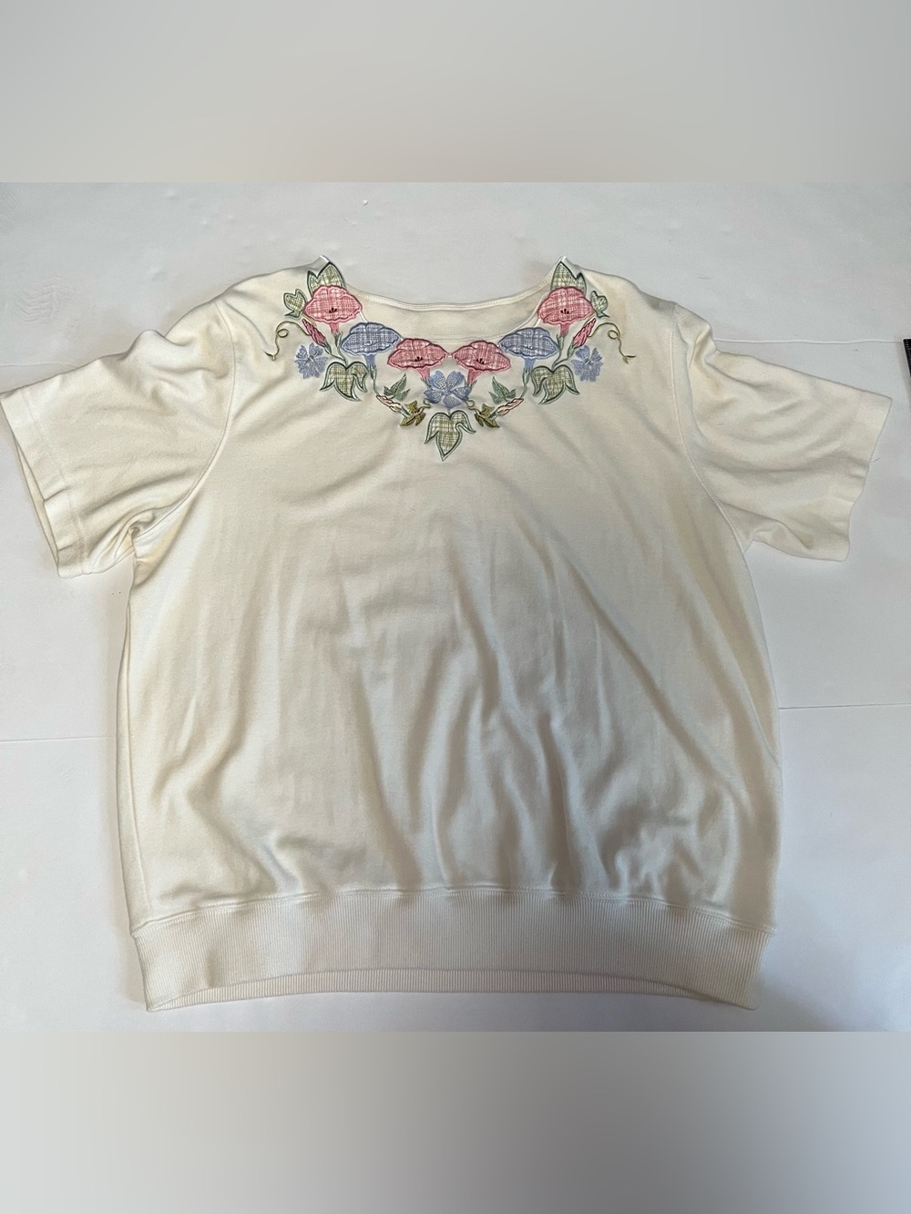 Vintage 90s Alfred Dunner Floral Embroidered Short Sleeve Sweatshirt Cream Cotta
